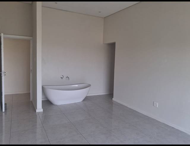 4 BEDROOM HOUSE FOR SALE IN PALM LAKES ESTATE